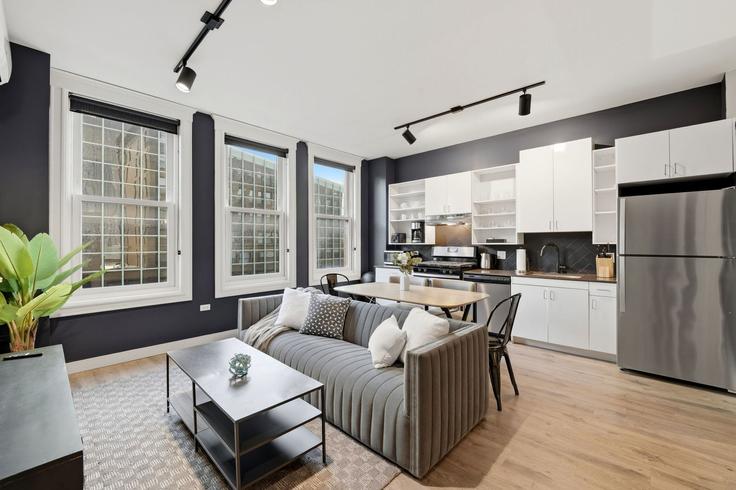 Sala de estar elegantemente projetada com móveis modernos em um apartamento no Building South Dearborn Street - the-dream-rentals - 1521502 em Chicago, Chicago