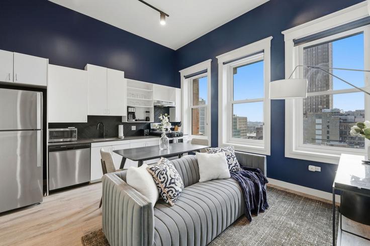 Building South Dearborn Street - the-dream-rentals - 1521508 adresindeki bir dairede modern mobilyalarla zarif bir şekilde tasarlanmış oturma odası Chicago, Chicago