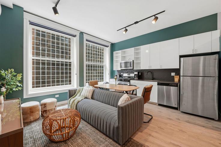 Elegante sala de estar con mobiliario moderno en un apartamento en Building South Dearborn Street - the-dream-rentals - 1521510 en Chicago, Chicago