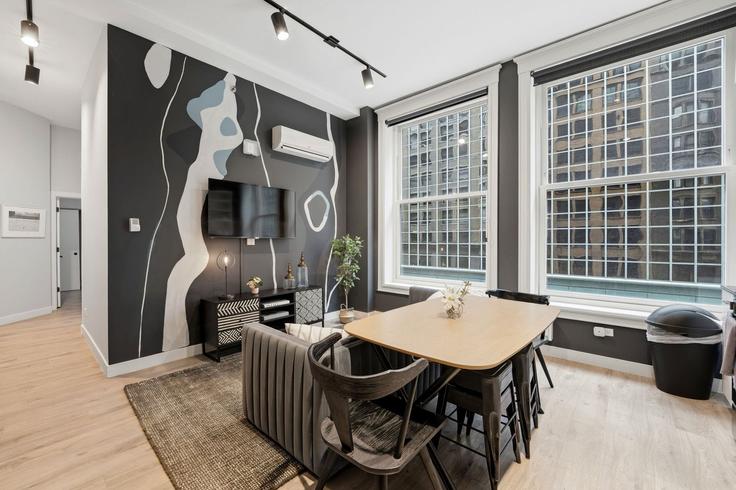 Elegante sala de estar con mobiliario moderno en un apartamento en Building South Dearborn Street - the-dream-rentals - 1521503 en Chicago, Chicago