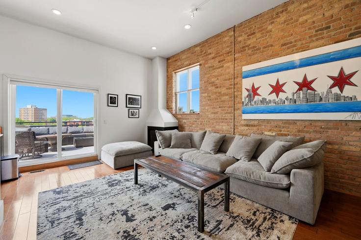 Building North Milwaukee Avenue - the-dream-rentals - 1354356 adresindeki bir dairede modern mobilyalarla zarif bir şekilde tasarlanmış oturma odası Chicago, Chicago