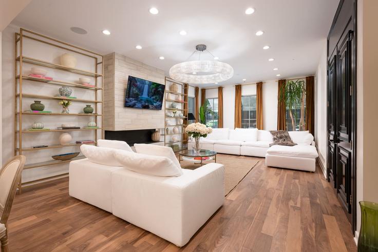 Sala de estar elegantemente projetada com móveis modernos em um apartamento no Building East Elm Street - the-dream-rentals - 1605822 em Chicago, Chicago Sala de estar elegantemente projetada com móveis modernos em um apartamento no Building East Elm Street - the-dream-rentals - 1605822 em Chicago, Chicago