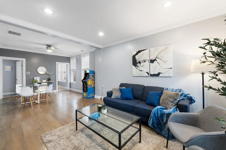 Elegant gestaltetes Wohnzimmer mit moderner Einrichtung in einer Wohnung im Building West Ohio Street - the-dream-rentals - 1244924 - CHI in Chicago, Chicago