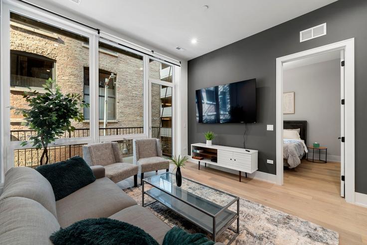 Elegant gestaltetes Wohnzimmer mit moderner Einrichtung in einer Wohnung im Building West Grand Avenue - the-dream-rentals - 1244929 - CHI in Chicago, Chicago