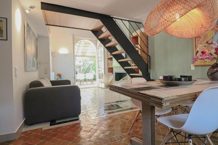 Sala de estar elegantemente projetada com móveis modernos em um apartamento no Building Avenue des Lauriers - the-fair-company - 1331141 em Antibes, Antibes