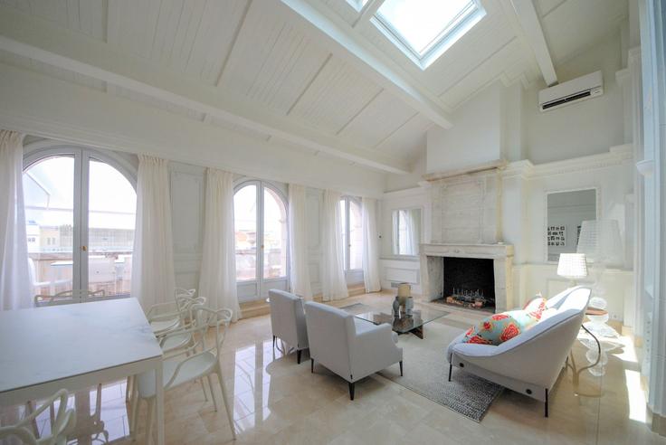 Sala de estar elegantemente projetada com móveis modernos em um apartamento no Building Rue du Maréchal Foch - the-fair-company - 1331135 em Cannes, Cannes