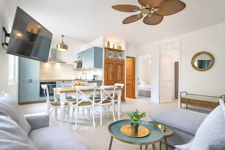 Building Rue de Fersen - the-fair-company - 1331126 adresindeki bir dairede modern mobilyalarla zarif bir şekilde tasarlanmış oturma odası Antibes, Antibes