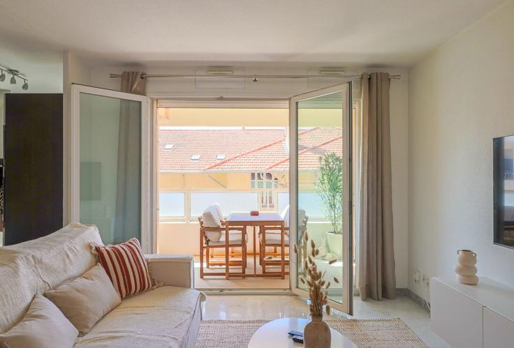 Elegante sala de estar con mobiliario moderno en un apartamento en Building Boulevard Carnot - the-fair-company - 1331132 en Cannes, Cannes