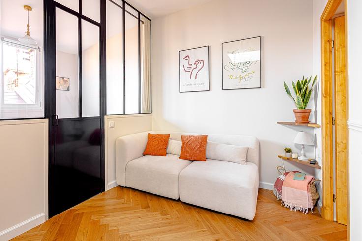 Elegante sala de estar con mobiliario moderno en un apartamento en Building Rue Aubernon - the-fair-company - 1364658 en Antibes, Antibes Elegante sala de estar con mobiliario moderno en un apartamento en Building Rue Aubernon - the-fair-company - 1364658 en Antibes, Antibes