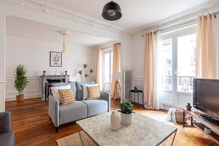 Elegant gestaltetes Wohnzimmer mit moderner Einrichtung in einer Wohnung im Building Rue Fantin Latour - the-flex-paris - 1388288 in 16th arrondissement, Paris Elegant gestaltetes Wohnzimmer mit moderner Einrichtung in einer Wohnung im Building Rue Fantin Latour - the-flex-paris - 1388288 in 16th arrondissement, Paris