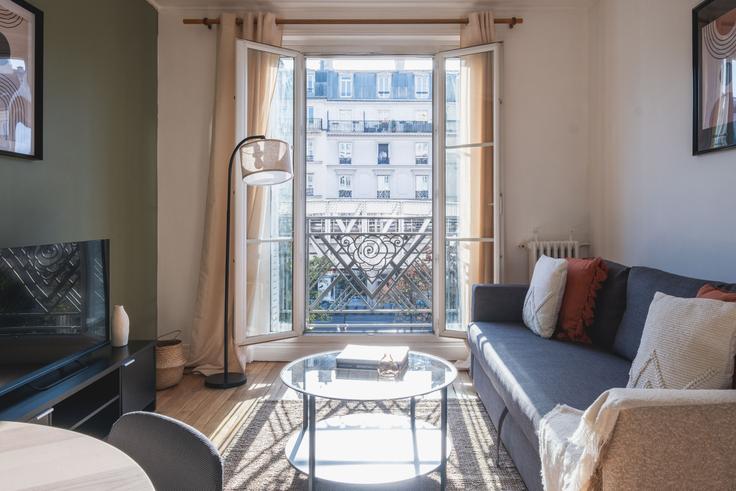 Paris 15th arrondissementのBuilding Boulevard de Grenelle - the-flex-paris - 1388290のアパートメントにある、モダンな家具を備えたエレガントなデザインのリビングルーム