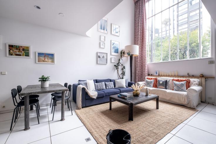 Elegant gestaltetes Wohnzimmer mit moderner Einrichtung in einer Wohnung im Building Boulevard Gouvion-Saint-Cyr - the-flex-paris - 1388295 in 17th arrondissement, Paris