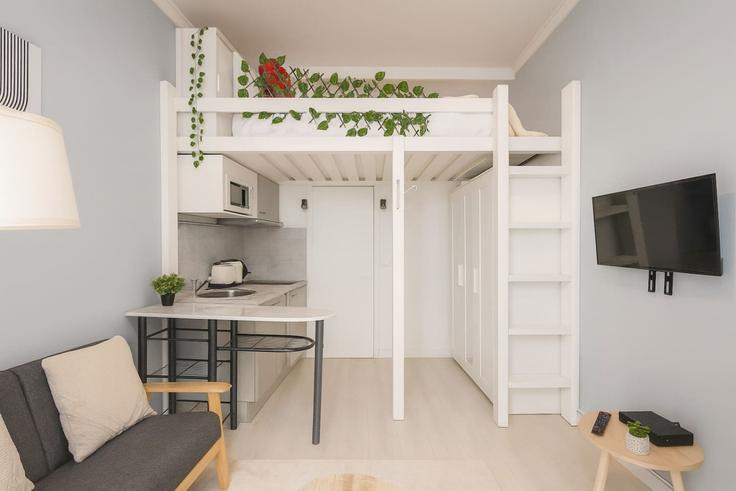 Sala de estar elegantemente projetada com móveis modernos em um apartamento no Building Rue Singer - the-flex-paris - 1388296 em 16th arrondissement, Paris