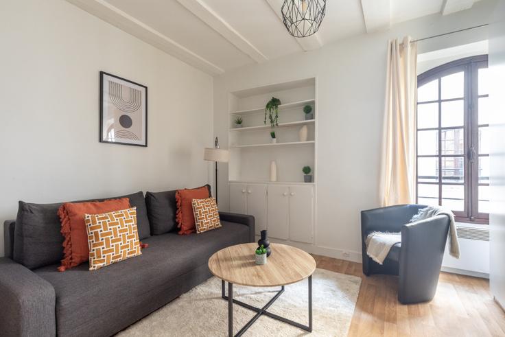 Elegant gestaltetes Wohnzimmer mit moderner Einrichtung in einer Wohnung im Building Rue Tiphaine - the-flex-paris - 1388298 in 15th arrondissement, Paris