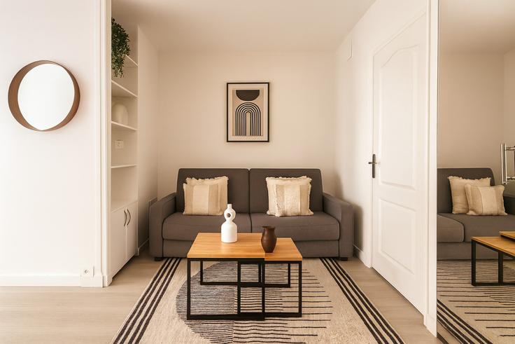 Elegant gestaltetes Wohnzimmer mit moderner Einrichtung in einer Wohnung im Building Rue de Tocqueville - the-flex-paris - 1388317 in 17th arrondissement, Paris