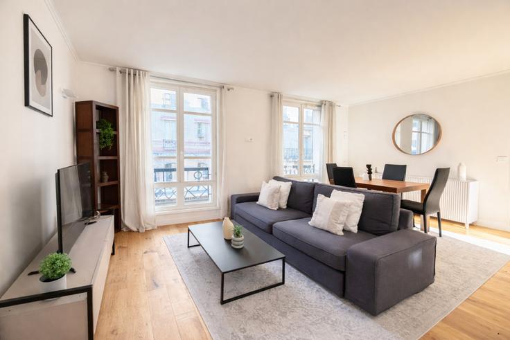 Elegant gestaltetes Wohnzimmer mit moderner Einrichtung in einer Wohnung im Building Rue Daguerre - the-flex-paris - 1492944 in 14th arrondissement, Paris