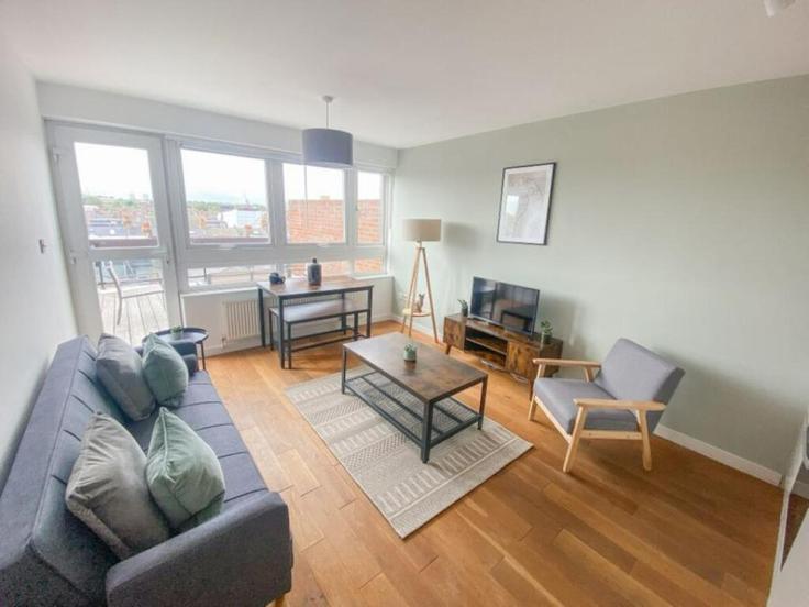 London Borough of Hammersmith and Fulham, London에 위치한 Building Bloemfontein Road - the-flex - 1254164 - LON 아파트의 세련된 인테리어가 돋보이는 거실 London Borough of Hammersmith and Fulham, London에 위치한 Building Bloemfontein Road - the-flex - 1254164 - LON 아파트의 세련된 인테리어가 돋보이는 거실