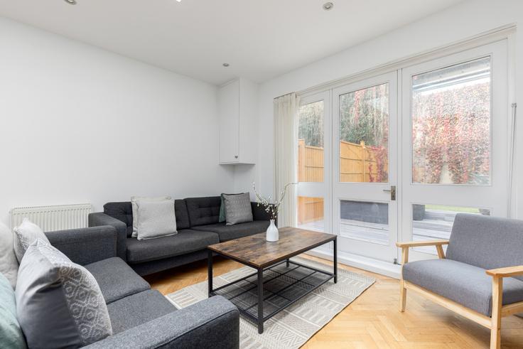 Salle de séjour élégante avec mobilier moderne dans un appartement à Building Ellerslie Road - the-flex - 1254167 - LON à London Borough of Hammersmith and Fulham, London
