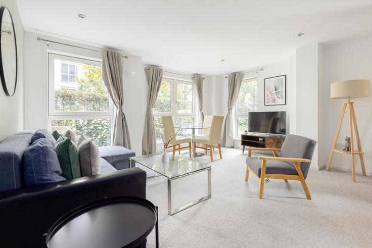 Salle de séjour élégante avec mobilier moderne dans un appartement à Building Lensbury Avenue - the-flex - 1254176 - LON à London Borough of Hammersmith and Fulham, London
