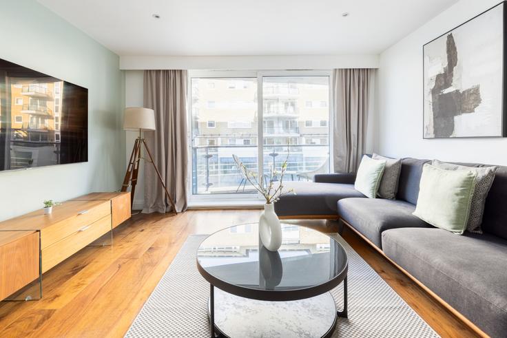 Elegante sala de estar con mobiliario moderno en un apartamento en Building Smugglers Way - the-flex - 1254196 - LON en London Borough of Wandsworth, London