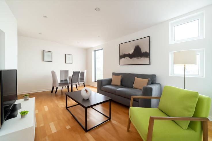 London Borough of Tower Hamlets, London에 위치한 Building Saint Anne Street - the-flex - 1254224 - LON 아파트의 세련된 인테리어가 돋보이는 거실