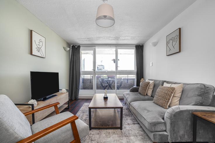 Sala de estar elegantemente projetada com móveis modernos em um apartamento no Building Thomas More Street - the-flex - 1254228 - LON em London Borough of Tower Hamlets, London
