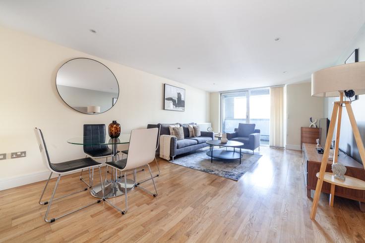 Sala de estar elegantemente projetada com móveis modernos em um apartamento no Building Merryweather Place - the-flex - 1254245 - LON em Royal Borough of Greenwich, London