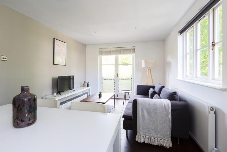 London Borough of Hammersmith and Fulham, London에 위치한 Building Brompton Park Crescent - the-flex - 1254271 - LON 아파트의 세련된 인테리어가 돋보이는 거실