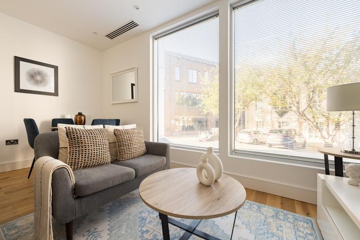 Elegant gestaltetes Wohnzimmer mit moderner Einrichtung in einer Wohnung im Building Staines Road - the-flex - 1254292 - LON in London Borough of Hounslow, Hounslow Elegant gestaltetes Wohnzimmer mit moderner Einrichtung in einer Wohnung im Building Staines Road - the-flex - 1254292 - LON in London Borough of Hounslow, Hounslow