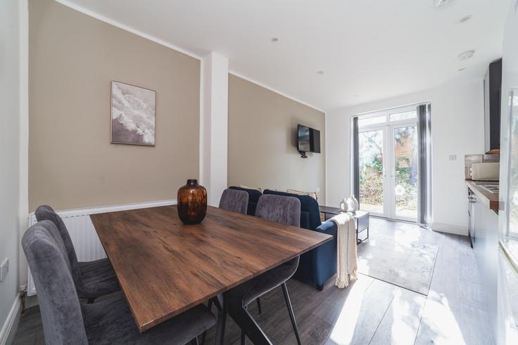 Elegant gestaltetes Wohnzimmer mit moderner Einrichtung in einer Wohnung im Building Llanvanor Road - the-flex - 1254295 - LON in London Borough of Barnet, London Elegant gestaltetes Wohnzimmer mit moderner Einrichtung in einer Wohnung im Building Llanvanor Road - the-flex - 1254295 - LON in London Borough of Barnet, London