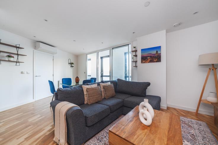 Elegant gestaltetes Wohnzimmer mit moderner Einrichtung in einer Wohnung im Building Black Prince Road - the-flex - 1254302 - LON in London Borough of Lambeth, London