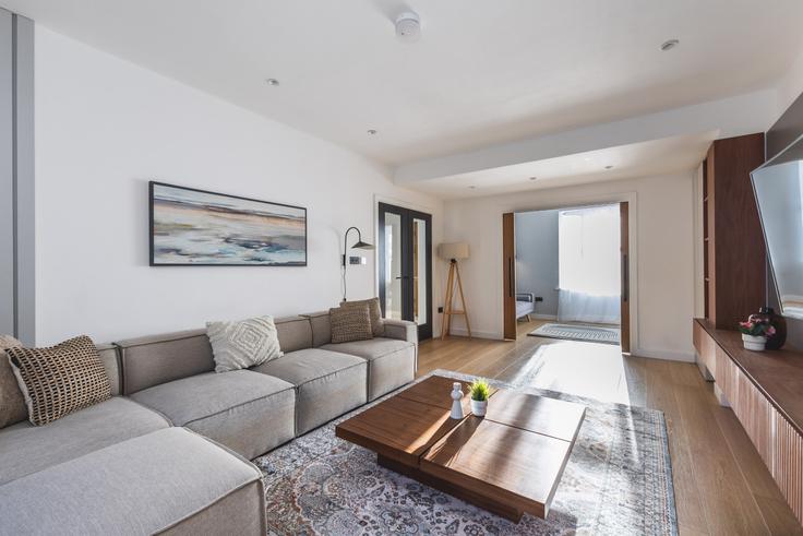 Sala de estar elegantemente projetada com móveis modernos em um apartamento no Building Old Oak Road - the-flex - 1254294 - LON em London Borough of Hammersmith and Fulham, London