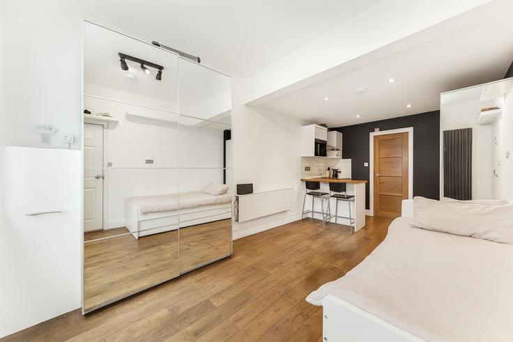 Sala de estar elegantemente projetada com móveis modernos em um apartamento no Building Greyhound Road - the-flex - 1311533 - LON em London Borough of Hammersmith and Fulham, London