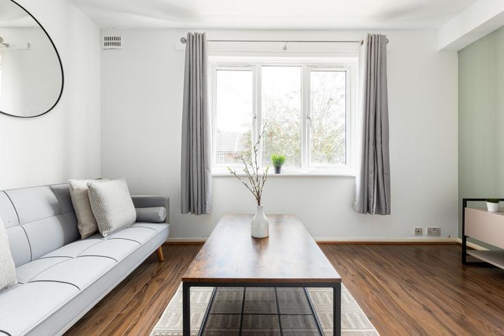 Elegante sala de estar con mobiliario moderno en un apartamento en Building Goodwin Close - the-flex - 1494905 en London Borough of Southwark, London