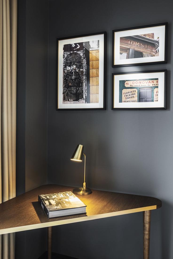 London London Borough of Tower HamletsのBuilding White Church Lane - the-gate-london - 1343224のアパートメントにある、スタイリッシュなデスクとサポートチェアを備えたオフィスエリア