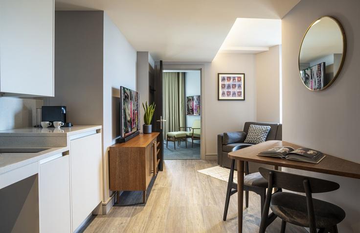 Elegante sala de estar con mobiliario moderno en un apartamento en Building White Church Lane - the-gate-london - 1343232 en London Borough of Tower Hamlets, London