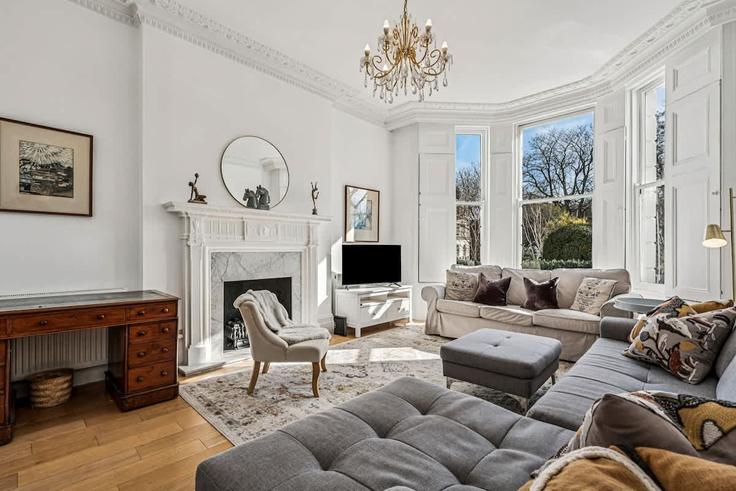 Elegante sala de estar con mobiliario moderno en un apartamento en Building Kensington Park Gardens - the-gordon-group - 1573462 en Royal Borough of Kensington and Chelsea, London Elegante sala de estar con mobiliario moderno en un apartamento en Building Kensington Park Gardens - the-gordon-group - 1573462 en Royal Borough of Kensington and Chelsea, London
