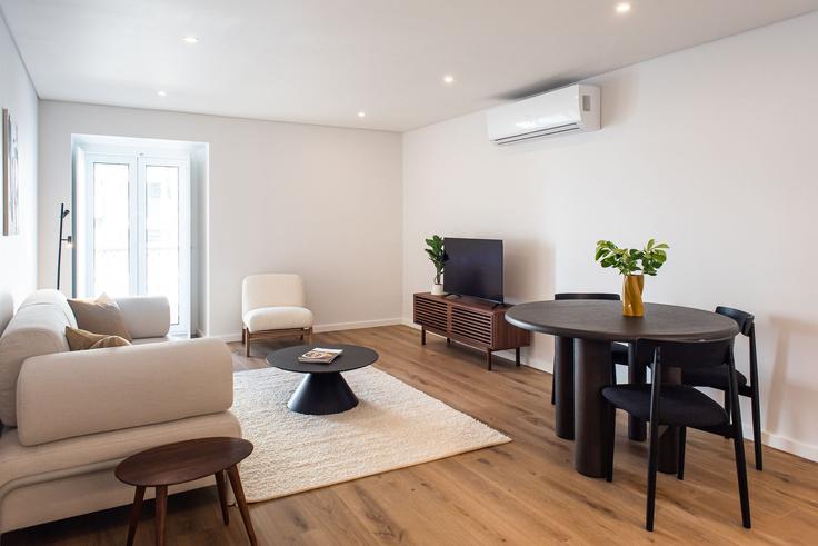 Sala de estar elegantemente projetada com móveis modernos em um apartamento no Building Rua de Arroios - the-haus - 1575025 em Arroios, Lisbon Sala de estar elegantemente projetada com móveis modernos em um apartamento no Building Rua de Arroios - the-haus - 1575025 em Arroios, Lisbon