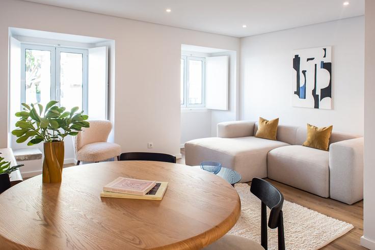 Sala de estar elegantemente projetada com móveis modernos em um apartamento no Building Rua de Arroios - the-haus - 1574900 em Arroios, Lisbon Sala de estar elegantemente projetada com móveis modernos em um apartamento no Building Rua de Arroios - the-haus - 1574900 em Arroios, Lisbon