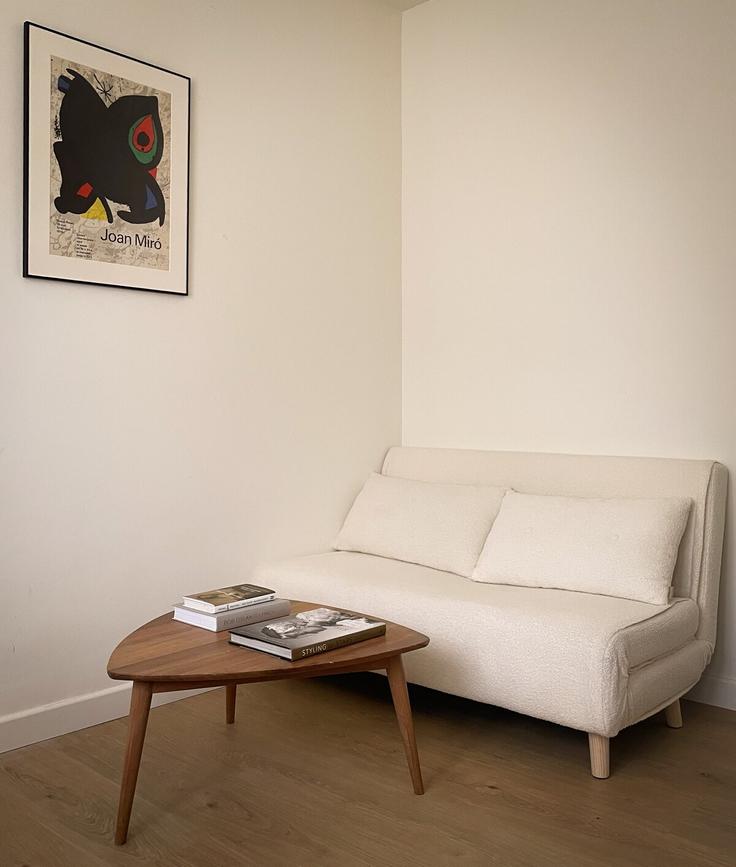 Salle de séjour élégante avec mobilier moderne dans un appartement à Building Arlington Road - the-invited - 1381354 à London Borough of Richmond upon Thames, Teddington