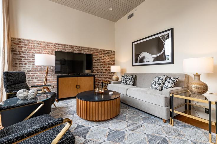 Salle de séjour élégante avec mobilier moderne dans un appartement à Building Canal Street - the-mayfair-hotel - 1513923 à New Orleans, New Orleans Salle de séjour élégante avec mobilier moderne dans un appartement à Building Canal Street - the-mayfair-hotel - 1513923 à New Orleans, New Orleans