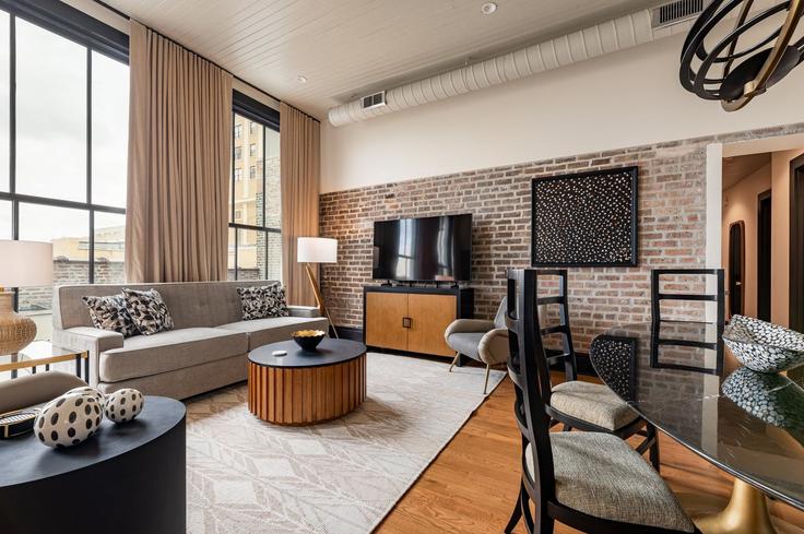 New Orleans, New Orleans에 위치한 Building Canal Street - the-mayfair-hotel - 1513941 유닛의 세련된 인테리어가 돋보이는 거실 New Orleans, New Orleans에 위치한 Building Canal Street - the-mayfair-hotel - 1513941 유닛의 세련된 인테리어가 돋보이는 거실