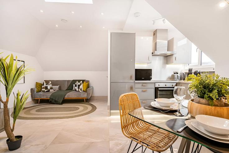 Elegante sala de estar con mobiliario moderno en un apartamento en Building Wembley Park Drive - the-noir-collective - 1601903 en London Borough of Brent, Wembley Elegante sala de estar con mobiliario moderno en un apartamento en Building Wembley Park Drive - the-noir-collective - 1601903 en London Borough of Brent, Wembley