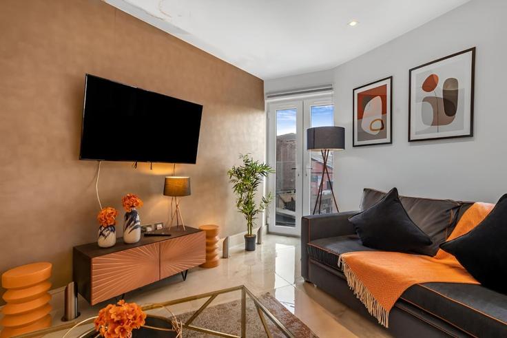 Elegante sala de estar con mobiliario moderno en un apartamento en Building Wembley Park Drive - the-noir-collective - 1601902 en London Borough of Brent, Wembley Elegante sala de estar con mobiliario moderno en un apartamento en Building Wembley Park Drive - the-noir-collective - 1601902 en London Borough of Brent, Wembley