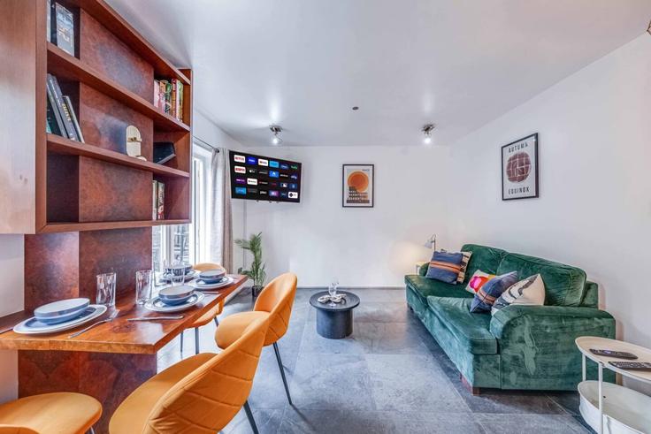 Elegant gestaltetes Wohnzimmer mit moderner Einrichtung in einer Wohnung im Building Carlyle Mews - the-noir-collective - 1601897 in London Borough of Tower Hamlets, London