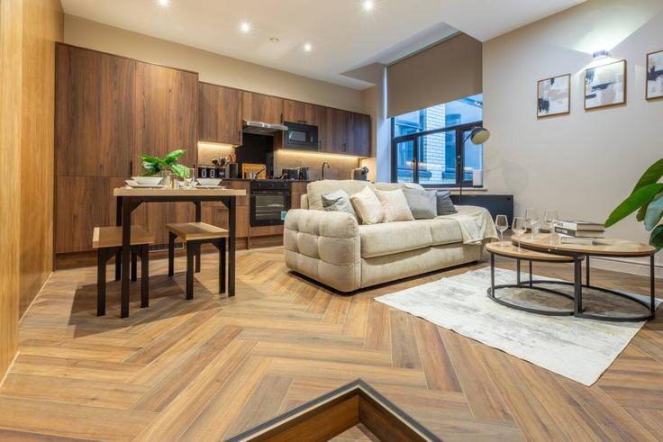 Sala de estar elegantemente projetada com móveis modernos em um apartamento no Building East Parade - the-noir-collective - 1601881 em City of Leeds, Leeds