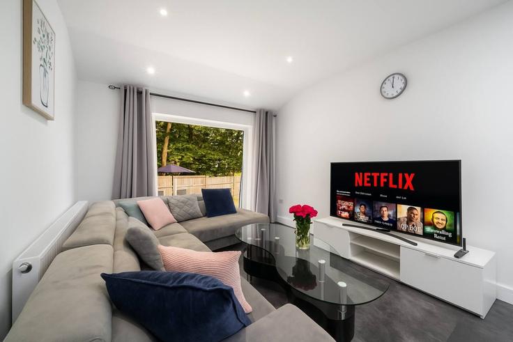 Elegante sala de estar con mobiliario moderno en un apartamento en Building Sycamore Grove - the-noir-collective - 1601899 en London Borough of Brent, London Elegante sala de estar con mobiliario moderno en un apartamento en Building Sycamore Grove - the-noir-collective - 1601899 en London Borough of Brent, London