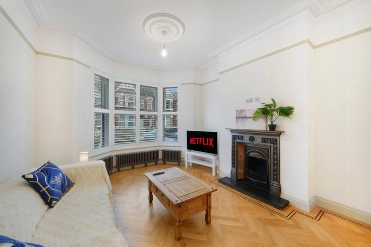 Sala de estar elegantemente projetada com móveis modernos em um apartamento no Building Windsor Road - the-noir-collective - 1634286 em London Borough of Brent, London Sala de estar elegantemente projetada com móveis modernos em um apartamento no Building Windsor Road - the-noir-collective - 1634286 em London Borough of Brent, London