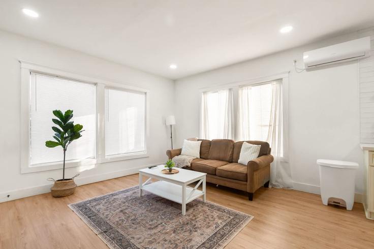 Elegante sala de estar con mobiliario moderno en un apartamento en Building Lockwood Drive - the-nomo-collection - 1609779 en Houston, Houston Elegante sala de estar con mobiliario moderno en un apartamento en Building Lockwood Drive - the-nomo-collection - 1609779 en Houston, Houston