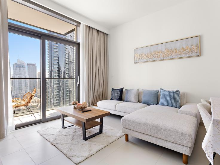 Sala de estar elegantemente projetada com móveis modernos em um apartamento no Building Sheikh Mohammed bin Rashid Boulevard - the-prive-hospitality-vacation-homes - 1258109 - DXB em Downtown Dubai, Dubai Sala de estar elegantemente projetada com móveis modernos em um apartamento no Building Sheikh Mohammed bin Rashid Boulevard - the-prive-hospitality-vacation-homes - 1258109 - DXB em Downtown Dubai, Dubai
